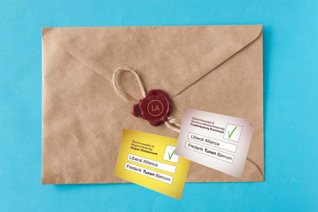 To stemmesedler med Frederik Tuxen Bjerrum og Liberal Alliance foran en rød megafon og pigtråd – visuelt udtryk for opfordring til at brevstemme.