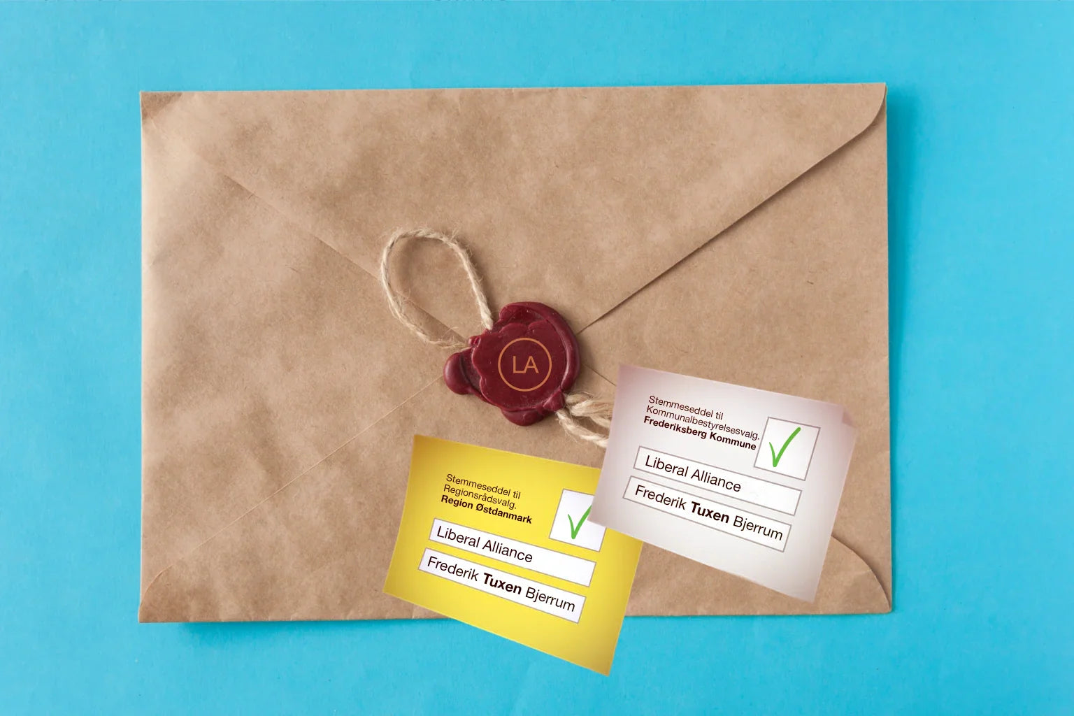 To stemmesedler med Frederik Tuxen Bjerrum og Liberal Alliance foran en rød megafon og pigtråd – visuelt udtryk for opfordring til at brevstemme.